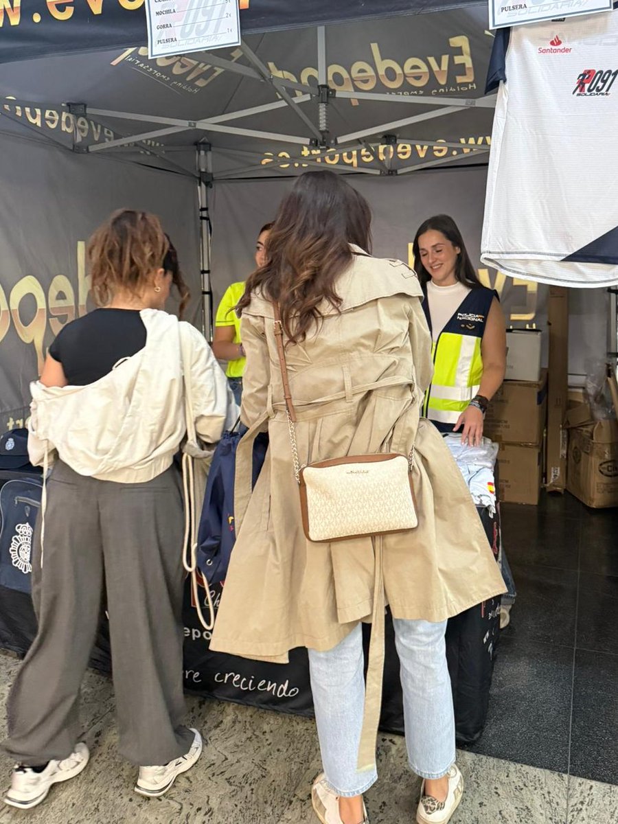 policia's tweet photo. 📢RECOGE YA TU DORSAL🎽... 
 
¡Para correr la #Ruta091 de #Madrid este domingo 19 de octubre!🏃🏃‍♀️

¿Ya tienes el tuyo?👊

Puedes acercarte hoy y mañana, 17 y 18 de octubre👇

📍A nuestros stands del intercambiador de transporte de Nuevos Ministerios 
🕐Horario: 10:00-14:00 h / 16:00-20:00 h

¡Te esperamos!👮🩵👮‍♀️

@polimupol 
@santander_es 
@BasicFit_ESP 
@HyundaiEsp 
@FundacionLuzon