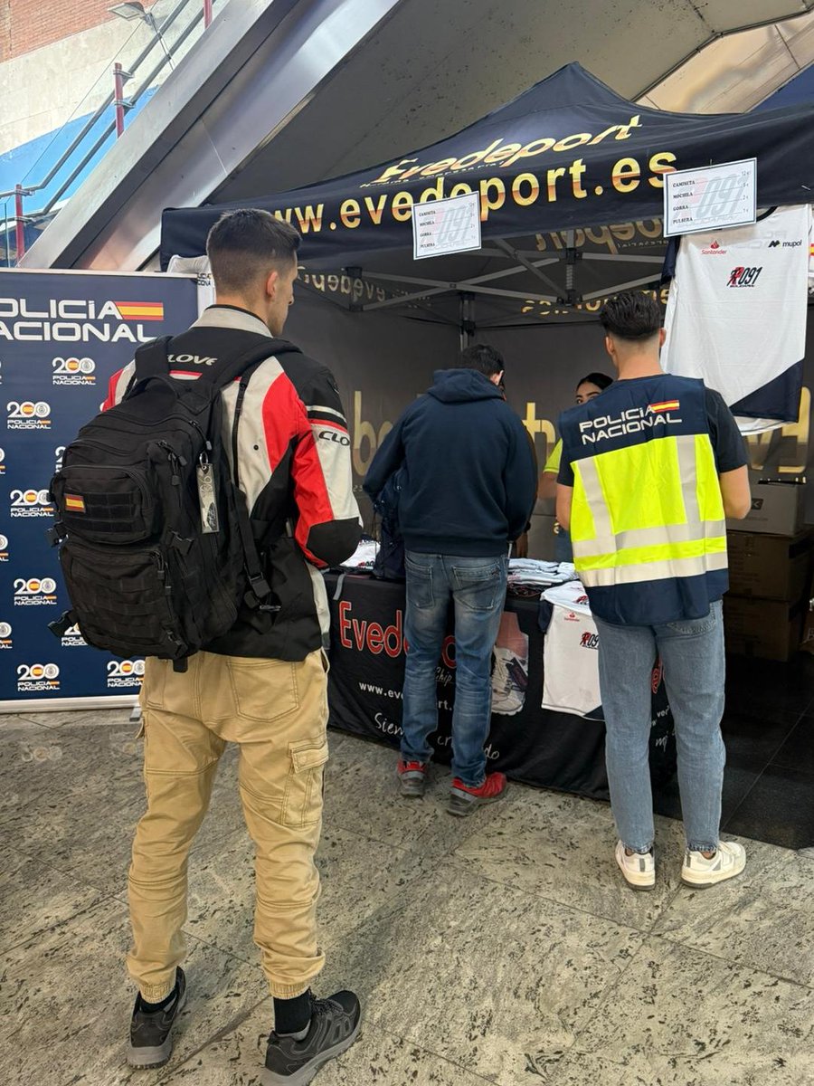 policia's tweet photo. 📢RECOGE YA TU DORSAL🎽... 
 
¡Para correr la #Ruta091 de #Madrid este domingo 19 de octubre!🏃🏃‍♀️

¿Ya tienes el tuyo?👊

Puedes acercarte hoy y mañana, 17 y 18 de octubre👇

📍A nuestros stands del intercambiador de transporte de Nuevos Ministerios 
🕐Horario: 10:00-14:00 h / 16:00-20:00 h

¡Te esperamos!👮🩵👮‍♀️

@polimupol 
@santander_es 
@BasicFit_ESP 
@HyundaiEsp 
@FundacionLuzon