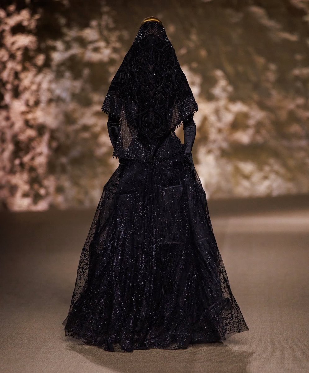 هذا كان افتتاحية مجموعة تيما عابد، وكأنها تقول نعم أنا في حالة حداد على والدتي - رحمة الله عليها -