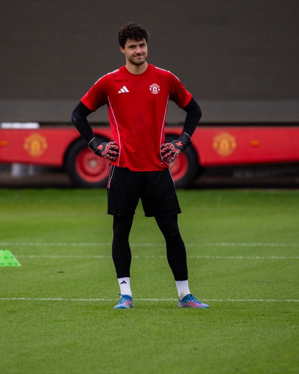 FrankEra_'s tweet image. My keeper. 🧤🇧🇪
