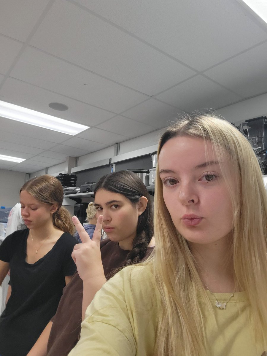 Anderson_FCS's tweet image. The homemade pasta and Alfredo took a few days,  but it&apos;s definitely worth it - so good!!

Also, I asked my student aide to walk around and take pictures (because I&apos;m not very good at that), and I found the last picture on my phone.

#CookingClass #LoveMyStudents #AHSisFamily