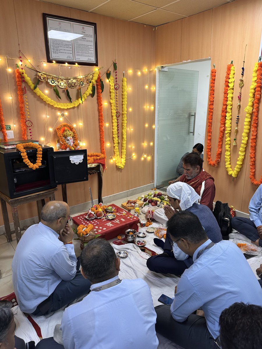 pankajKhanna30's tweet photo. आज CMD, @ChetanJain4572 के नेतृत्व में @celbharat , Finance Department में दीपावली पूजा का आयोजन किया गया। 🙏✨
माँ लक्ष्मी का स्मरण कर सभी ने CEL की निरंतर financial progress की कामना की। 💫
Production Divisions ने भी उत्साहपूर्वक भाग लिया। 🌸
@DrJitendraSingh @DrNKalaiselvi https://t.co/sdBHGyRTS8