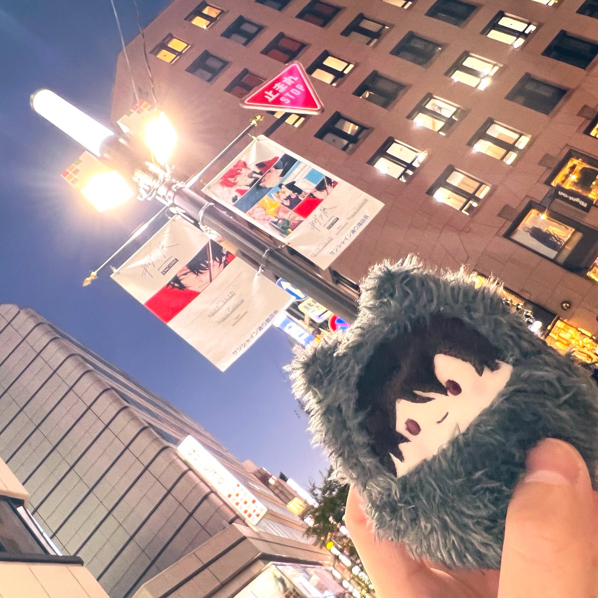 Ch774Y's tweet photo. ギヴン展とアニカフェはまだ行けてないけど、先にシズちゃんお迎えしてきました😊
フラッグの写真もたくさん撮ったけど、日中と夜とで雰囲気変わってめちゃくちゃ良いな。 https://t.co/IWVG0MWLaK
