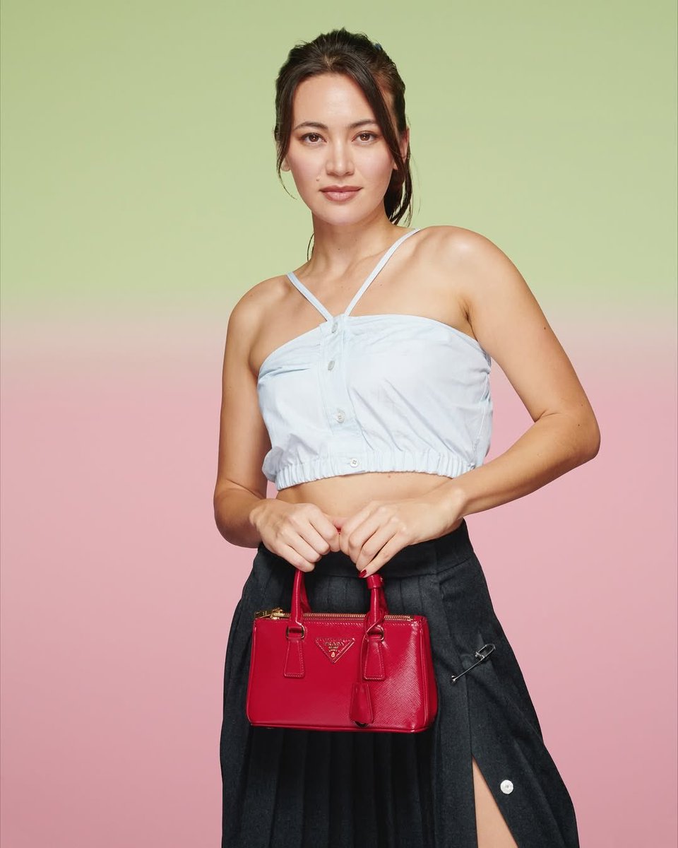 jhenwickarg's tweet photo. Jessica Henwick se convierte en la nueva embajadora de la linea de productos e indumentaria @Prada. https://t.co/gtvp9mPvmF