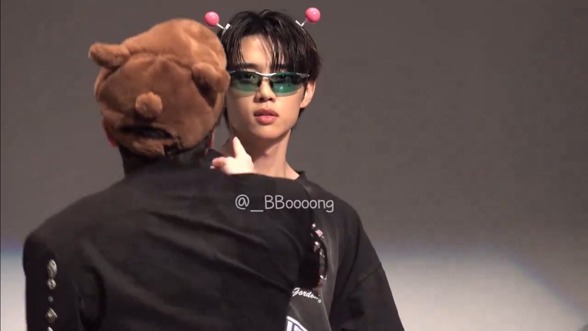 로미가 준비한 곰돌이모자를 쓰고 동생을 귀여워하는 어떤 남자..이때 둘 다 진짜 귀여웠음🥹