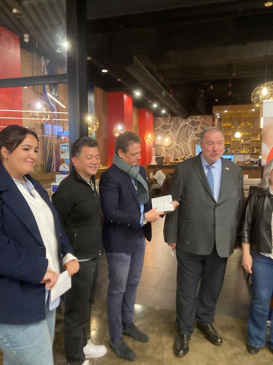 🚀 Première remise de lots #1repas1kdo au Basilic Thaï (Les 3 Fontaines, #Cergy) 🍽️
Bravo à Nathalie Castanié 🎁
Un moment convivial avec la #CCI95, la <a href="/Artisans95/">CMA Val d'Oise</a>  et Les 3 Fontaines !
Le jeu continue jusqu’au 14/12 👉 tentez votre chance 😋
entreprises.cci-paris-idf.fr/web/cci95/1rep…
<a href="/PKuchly57/">Pierre KUCHLY</a>