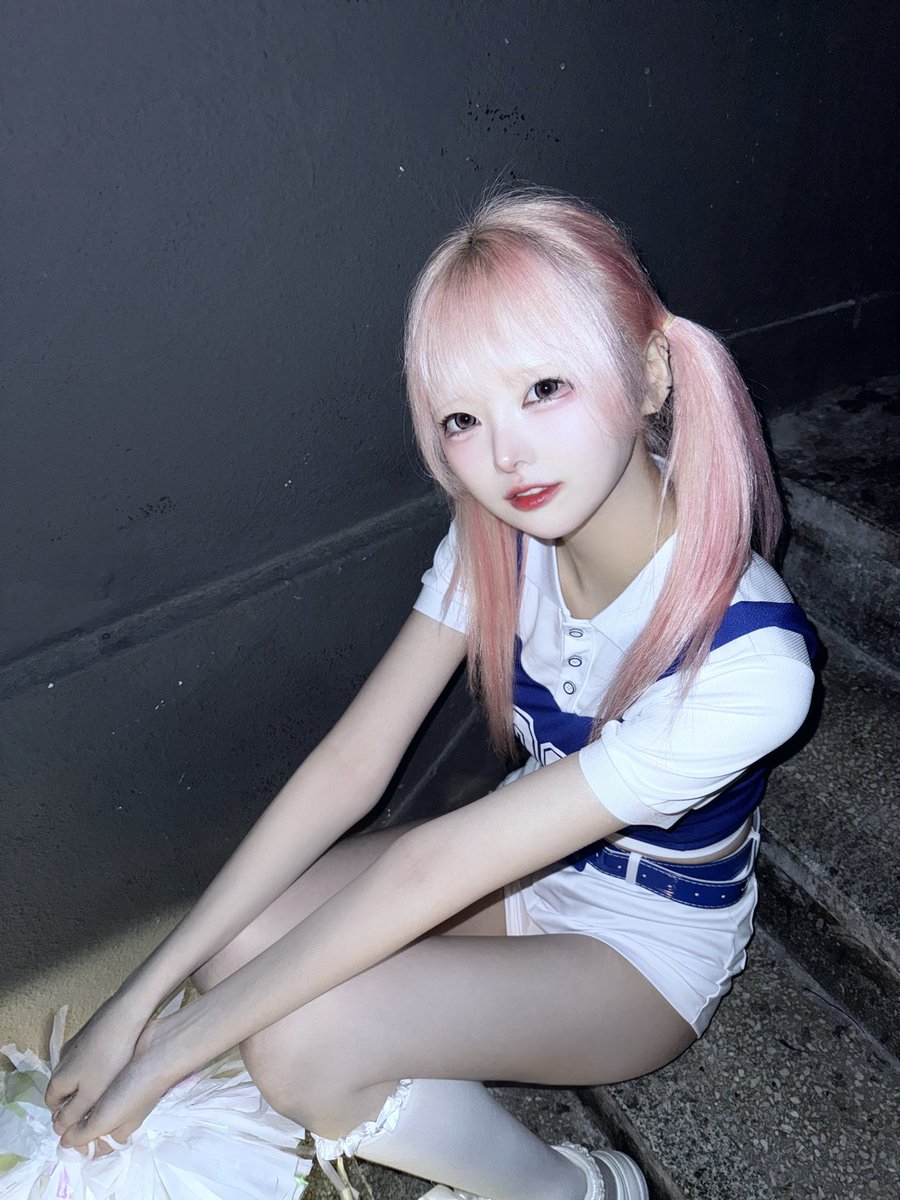 251018 아지토 플레이 치어리더

치어리더 겐바 ~~!! 도대체 무슨 옷을 입어야 하는 가 . . 고민하다가 ㅎ 급하게 시켜보았어요
어울린다고 해줘서 다행 ㅎㅎ 저 바뀐 점 찾았나요 ?

바로 머리를 (드디어) 했답니다 ~~ 사실 이렇게
핑크핑크 머리를 원하진 않았는데 ㅎ ㅠ
어쩌다보니 완전 핑쿠