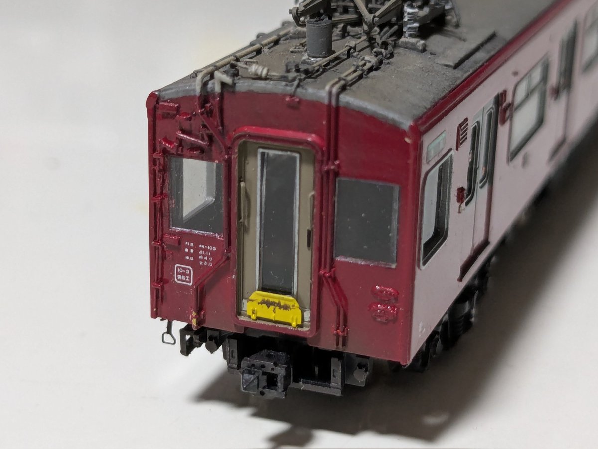 JAMのGMスタッフ103系共作用に作ったやつ。なおGMスタッフになった覚えは無い。完成直後からマトモに走らなかったが数年経って最近走るようになった。側面の播但線ロゴは付属ステッカーにマスキングして貼り、グレー部分を塗装して断面を目立たなくした。
#1いいねごとに自分の作品の裏話公開する