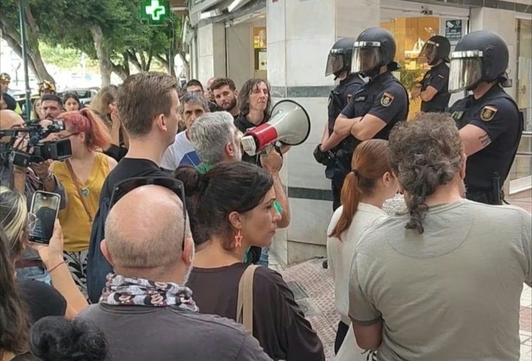 Mientras las vecinas se movilizan para evitar que dejen en la calle a personas sin alternativa habitacional, el PP alimenta la especulación con la vivienda.

Si hoy  Tita Mari y ayer Custodio han conservado su hogar es gracias a la movilización popular

📰 acortar.link/p52HhQ