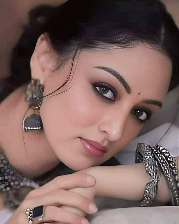 कत्लेनजर तेरी आँखों का 
वो तीर-ए-निगाह

शबनमी शोखियों में
छुपा एक गहरा साह

हर इक नज़र में बस्ती है
 कायनात की बात

तेरे इतराने में बसता है
जादू-सा रात

शबनम की बूँदें
जब पलकों पे ठहरती हैं

शोखी तेरी दिल की 
धड़कन को चुराती है

वो हुस्न तेरा
जो नज़रों से बरसता है

हर दिल में आग