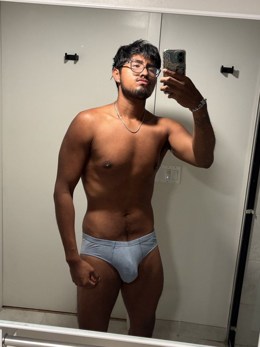 heroinmelo's tweet photo. happy friday everyone :3 https://t.co/sHnMnRbFAG