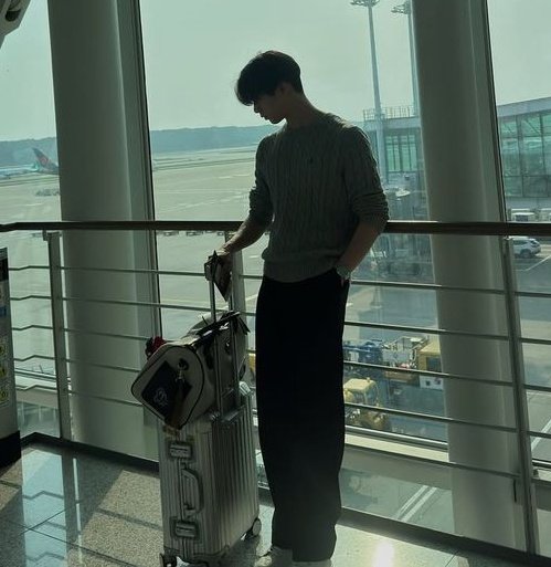 jesferiuxxz_'s tweet image. 𝙰𝚒𝚛𝚙𝚘𝚛𝚝 𝚌𝚛𝚞𝚜𝚑 .ᐟ ˏˋ°•*⁀➷

A #EstWilliam | #Williamest two part socmed au wherein;

William is going to London for the first time in his life. Nervous, he spills his coffee all over Est, his airport crush.