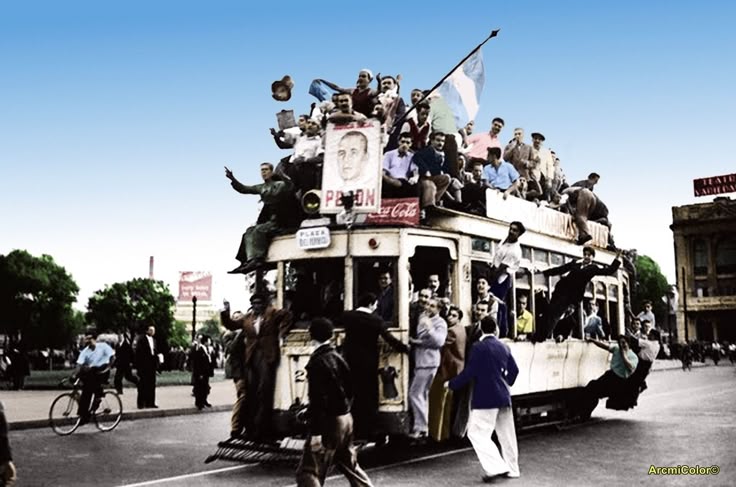 EL PUEBLO SIEMPRE VUELVE 🇦🇷

Hace 80 años, el pueblo salió a las calles a pedir por Perón.
No fue sólo un reclamo, fue el nacimiento de una historia de esperanza, de compromiso y de amor entre Perón, Evita y su pueblo.

Hoy, cuando Milei intenta borrar derechos, destruir el