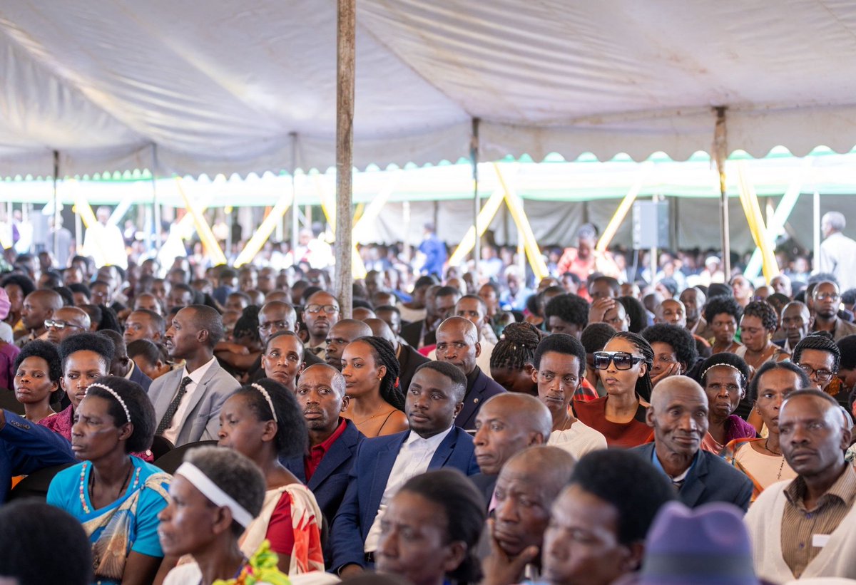 PrimatureRwanda's tweet photo. Mu birori byo gutanga impamyabumenyi muri Kaminuza y’u Rwanda ku nshuro ya 11, #URGraduation2025, Minisitiri w’Intebe @Dr_JNsengiyumva yashimiye abanyeshuri barangije mu mwaka wa 2025, abasaba kugira ubutwari no kugira intego mu buzima ndetse no gukomeza kurangwa n’indangagaciro z’Abanyarwanda zirimo ubumwe, umurimo no gukunda Igihugu. 

Yabibukije ko ibyo bagezeho atari iherezo, ahubwo ko ari intangiriro y’urugendo rushya rukwiye kurangwa n’ibitekerezo byagutse kandi bifite ireme. 

Minisitiri w’Intebe yashimangiye ko Guverinoma izakomeza gushyigikira amashuri makuru. 

Yashimiye Kaminuza y’u Rwanda ku bw’umuhate wayo mu gushyigikira ubushakashatsi no guhanga ibishya hagamijwe gukemura ibibazo bihangayikishije abaturage. 

Yasabye abarimu n’abashakashatsi gukomeza guhuza ibikorwa byabo na gahunda z’iterambere ry’Igihugu, kugira ngo uruhare rwabo rugume kuba ingirakamaro.