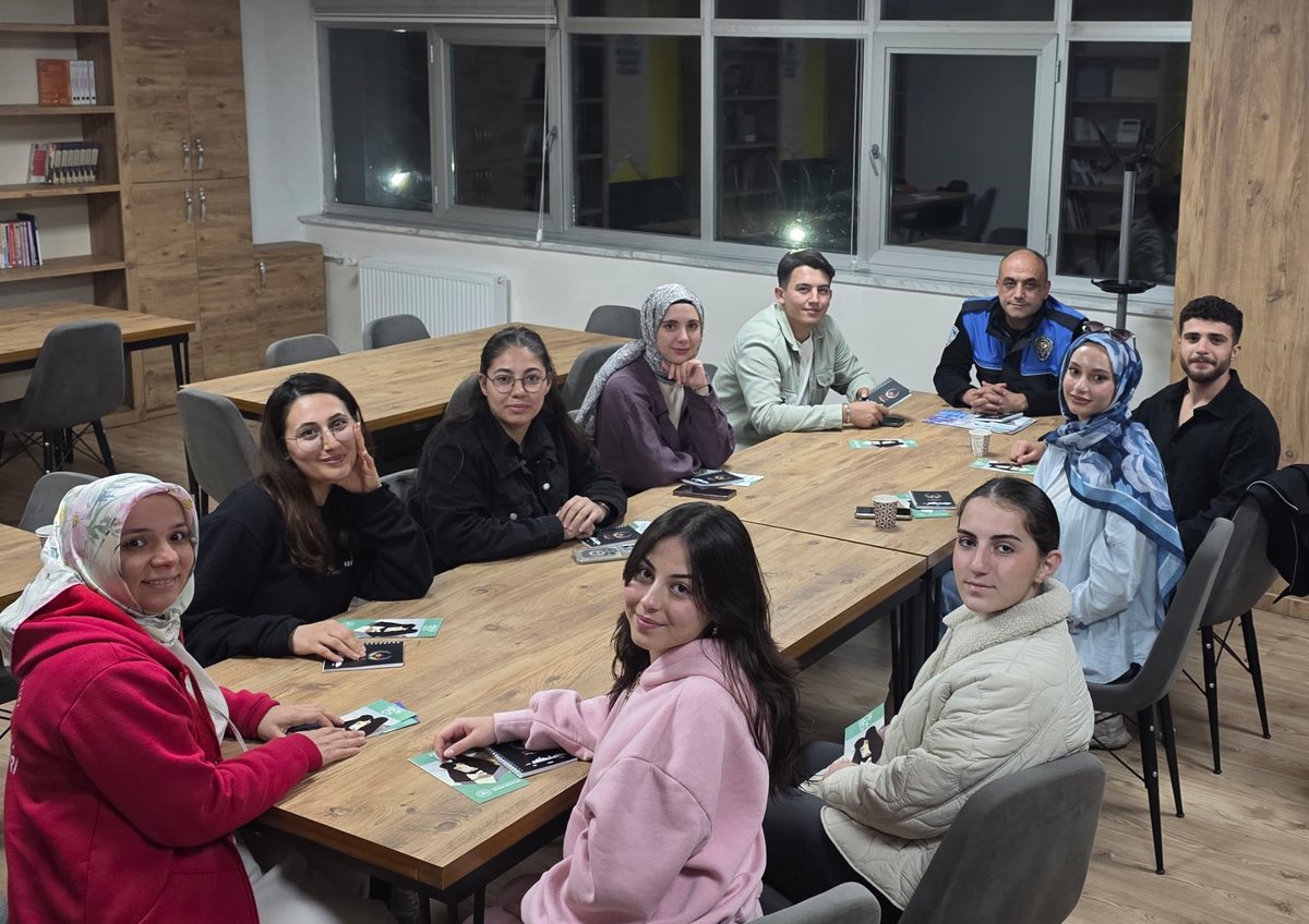 GSB_GiresunGM's tweet photo. Giresun Emniyet Müdürlüğü Toplum Destekli Polis Birimi tarafından gençlerimize;
🤳Bilinçli Teknoloji Kullanımı
🔐Siber Güvenlik Önlemleri
📱Güvenli Sosyal Medya Kullanımı 
konuları hakkında bilgiler verildi.
#BağımlılıklaMücadele
#GiresunGençlikMerkezi https://t.co/hGeYjGVyzA