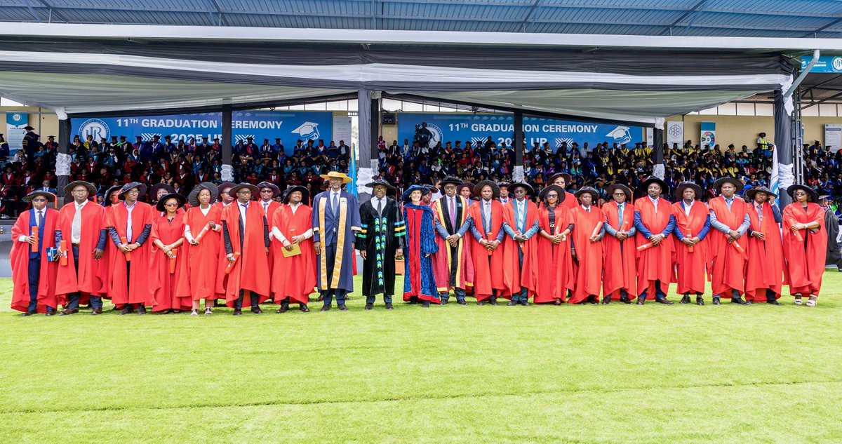 PrimatureRwanda's tweet photo. Mu birori byo gutanga impamyabumenyi muri Kaminuza y’u Rwanda ku nshuro ya 11, #URGraduation2025, Minisitiri w’Intebe @Dr_JNsengiyumva yashimiye abanyeshuri barangije mu mwaka wa 2025, abasaba kugira ubutwari no kugira intego mu buzima ndetse no gukomeza kurangwa n’indangagaciro z’Abanyarwanda zirimo ubumwe, umurimo no gukunda Igihugu. 

Yabibukije ko ibyo bagezeho atari iherezo, ahubwo ko ari intangiriro y’urugendo rushya rukwiye kurangwa n’ibitekerezo byagutse kandi bifite ireme. 

Minisitiri w’Intebe yashimangiye ko Guverinoma izakomeza gushyigikira amashuri makuru. 

Yashimiye Kaminuza y’u Rwanda ku bw’umuhate wayo mu gushyigikira ubushakashatsi no guhanga ibishya hagamijwe gukemura ibibazo bihangayikishije abaturage. 

Yasabye abarimu n’abashakashatsi gukomeza guhuza ibikorwa byabo na gahunda z’iterambere ry’Igihugu, kugira ngo uruhare rwabo rugume kuba ingirakamaro.