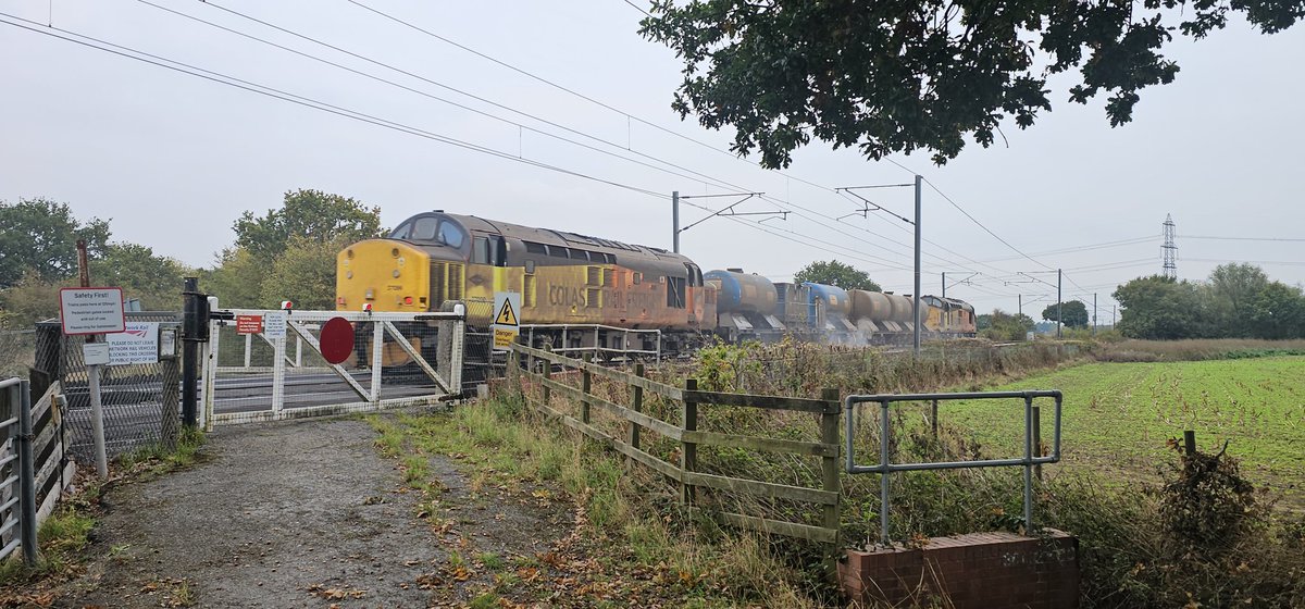 Harrod15S's tweet image. Another switch around on the RHTT with 37099 being joined 37175 who's replaced 37254, seen here nr Joan Croft north of Doncaster working 3J51 York Thrail Europa to Brough
#class37 #trains #rhtt #ECML #Doncaster