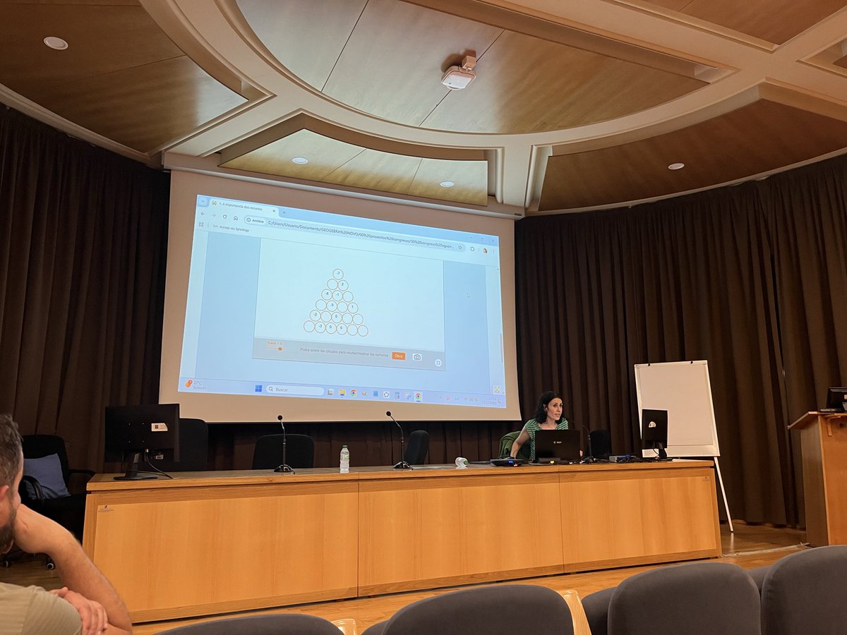 agapemaf's tweet photo. @debora_pereiro presenta as súas miraxes sobre a educación da man de @geogebra https://t.co/IkomSvlgz5