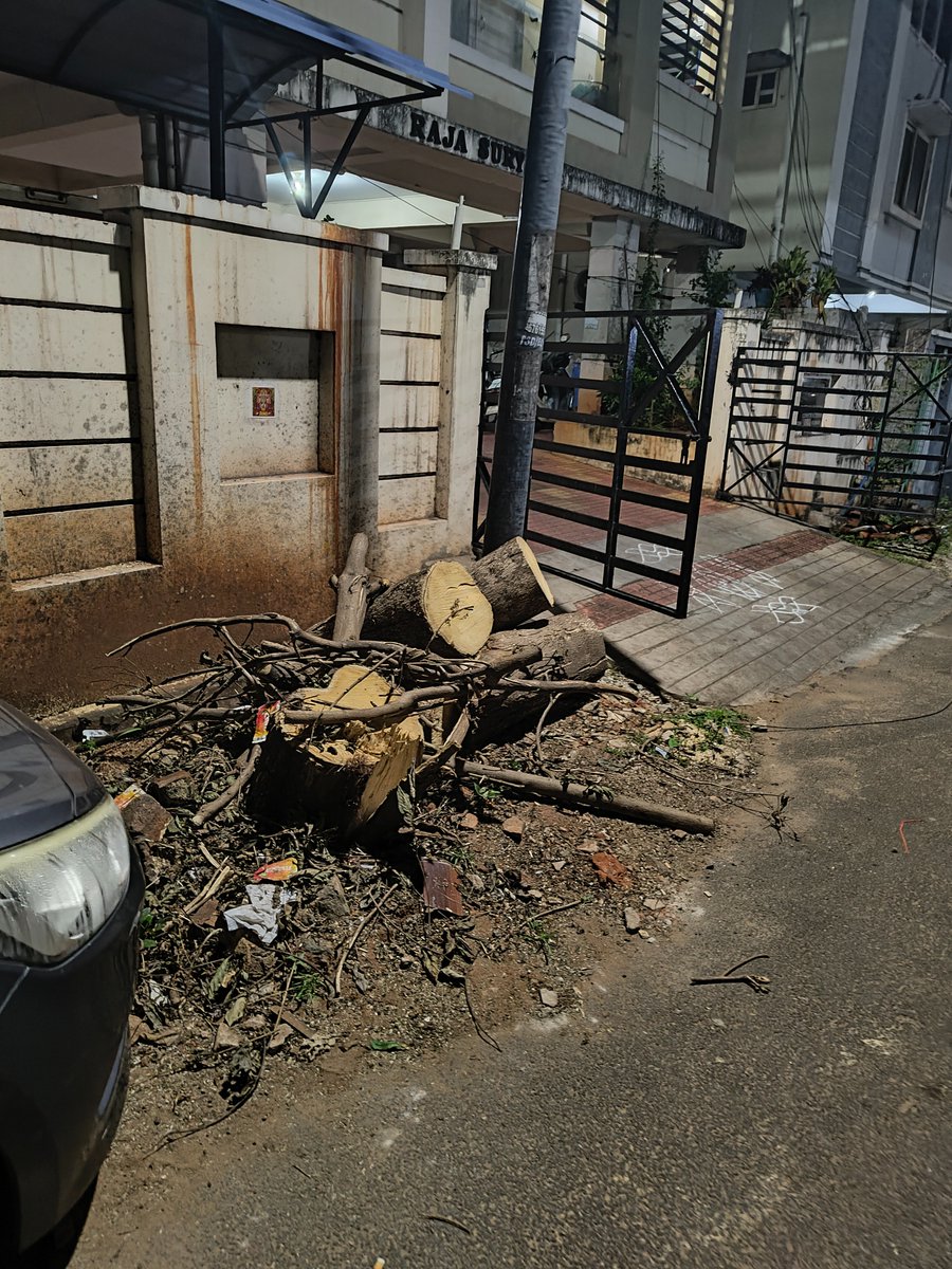 dinocode23's tweet photo. @GVMC_VISAKHA 
Garbage at, chinna waltair, east point colony, beside east shirdi sai baba temple lane https://t.co/mHlduiGIot