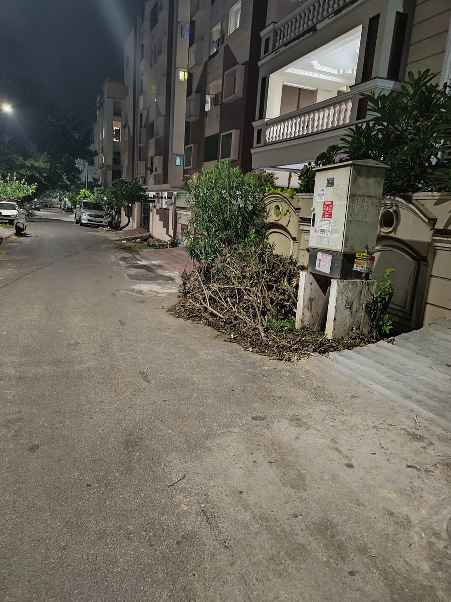 dinocode23's tweet photo. @GVMC_VISAKHA 
Garbage at, chinna waltair, east point colony, beside east shirdi sai baba temple lane https://t.co/mHlduiGIot