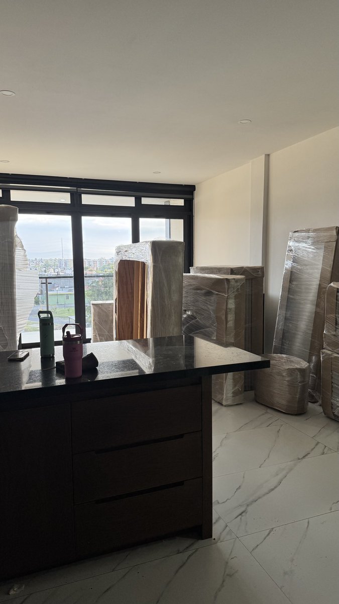 karlaeguizaa's tweet photo. Ayer nos entregaron parte de los muebles 🤩 y por primera vez me dijeron señora 😩😩 https://t.co/RIZdzYm6x9