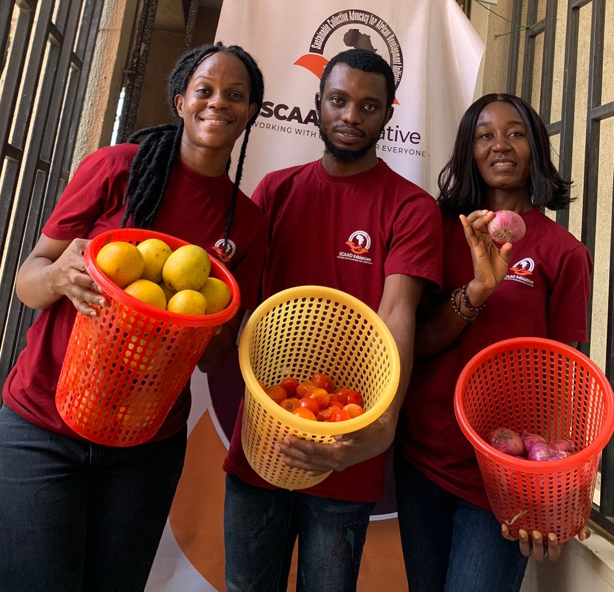 scaadinitiative's tweet photo. Today, we are out on the streets of the beautiful city of Abuja celebrating World Food Day. We are marking the day by sharing fresh and healthy food with members of our community because everyone deserves good food to thrive.
#WorldFoodDay #BetterFoodBetterFuture #ZeroHunger https://t.co/ZEOZtBh5JX