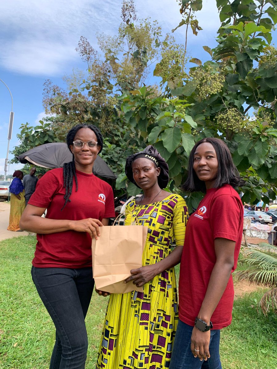 scaadinitiative's tweet photo. Today, we are out on the streets of the beautiful city of Abuja celebrating World Food Day. We are marking the day by sharing fresh and healthy food with members of our community because everyone deserves good food to thrive.
#WorldFoodDay #BetterFoodBetterFuture #ZeroHunger https://t.co/ZEOZtBh5JX