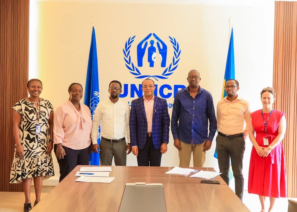 la_forum's tweet photo. En cette #JournéeContreLaPauvreté, le #FMV réaffirme son engagement et sa contribution pour une société juste et résiliente. Merci au @RwandaGov et @UNHCR pour nous avoir accompagnés du statut de réfugiés vulnérables à celui de contributeurs au développement. 🇷🇼 #EndPoverty https://t.co/7GEI2OE19n