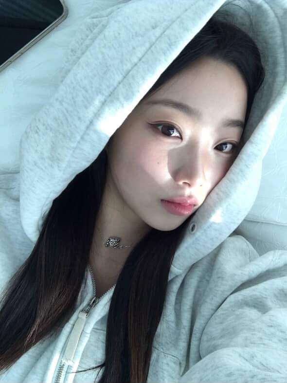 데뷔 전 갓반인시절 얼굴폼 이 정도에
초중고 다 착실하게 졸업하고 입시뺑이쳐서 현재 미디어커뮤니케이션과 재학 중

시크릿넘버 나비 입덕해야겠지