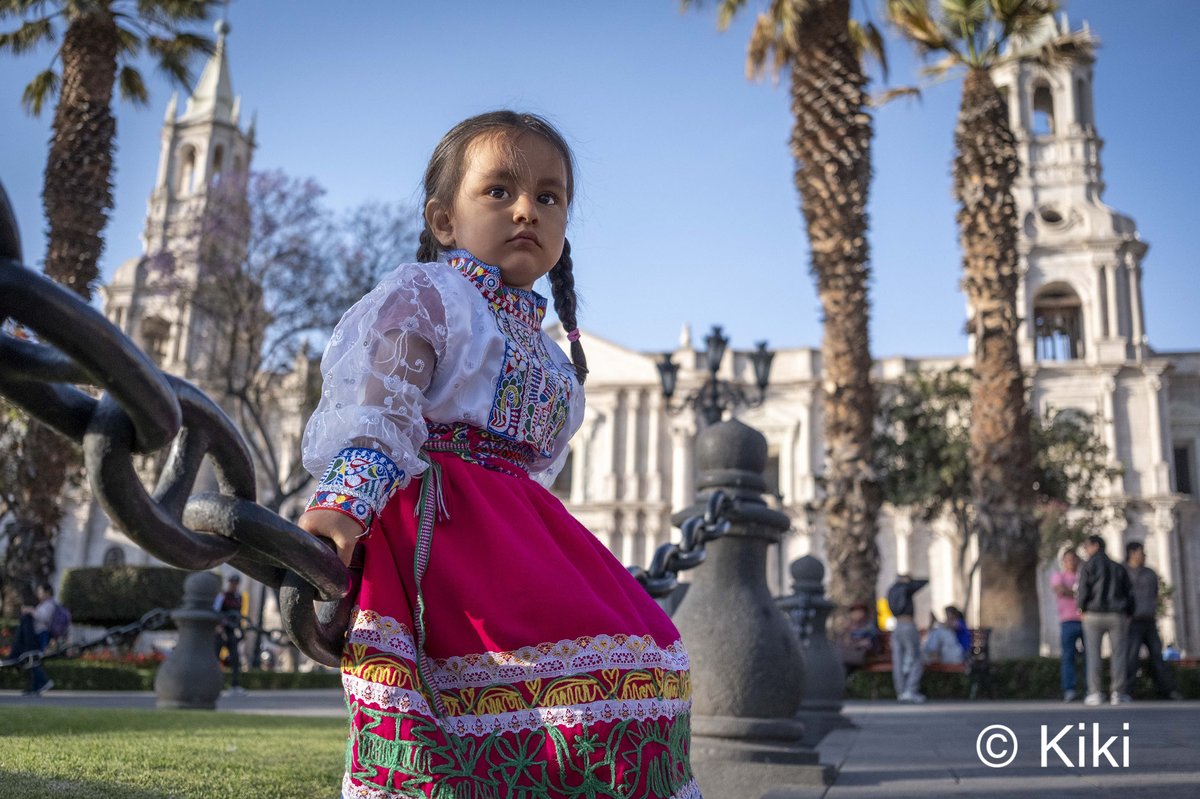 𝐀𝐫𝐞𝐪𝐮𝐢𝐩𝐚 𝐞𝐬 𝐦𝐮𝐜𝐡𝐨 𝐦𝐚́𝐬 𝐪𝐮𝐞 𝐥𝐚𝐬 𝐢𝐦𝐚́𝐠𝐞𝐧𝐞𝐬 𝐝𝐞 𝐩𝐫𝐨𝐭𝐞𝐬𝐭𝐚 𝐪𝐮𝐞 𝐞𝐬𝐭𝐨𝐬 𝐝𝐢́𝐚𝐬 𝐧𝐨𝐬 𝐡𝐚𝐧 𝐚𝐜𝐨𝐦𝐩𝐚𝐧̃𝐚𝐝𝐨. Es una ciudad luminosa, de volcanes tutelares y calles de sillar que guardan siglos de historia. Durante el X Congreso