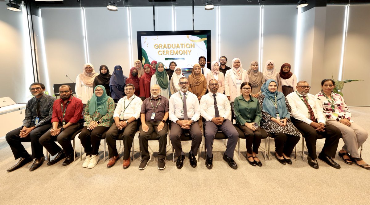 ދެމެހެއްޓެނިވި ގޮތެއްގައި ރާއްޖޭގެ ސިއްޙީ ނިޒާމް ހަރުދަނާ ކޮށް ތަރައްޤީ ކުރުމަށްޓަކައި، މީހުން ބިނާކުރުމަށް ފެށުނު މަސައްކަތުގެ ނަތީޖާ ފެންނަމުންދާތީ މިއަދު އުފާވޭ. ޤައުމީ ޚިދުމަތާ އަލަށް ގުޅުނު ދިވެހި ޑޮކްޓަރުންނަށް، ފަޚުރުވެރިކަމާއެކު މަރުޙަބާ އާއި ތަހުނިޔާ ދަންނަވަން.