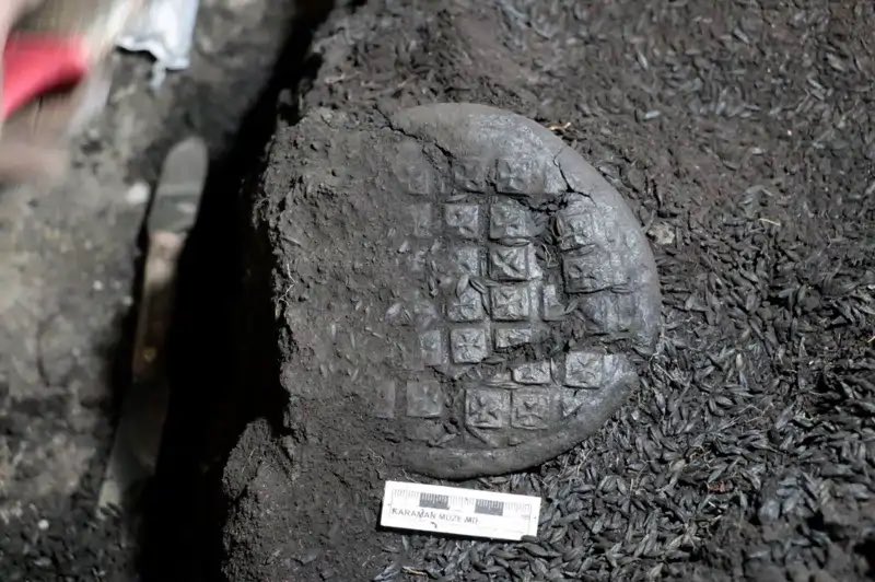 francescogiosue's tweet photo. Scoperto in Anatolia un pane da comunione di 1.300 anni con l’immagine di Cristo.

Gli scavi a Irenopoli, in Cilicia, hanno portato alla luce cinque pagnotte carbonizzate, su una delle quali si è conservata incisa l’immagine di Cristo come donatore di vita. https://t.co/fR9rX5nifg