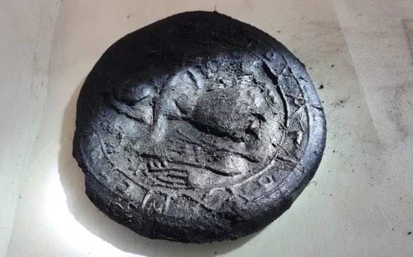 francescogiosue's tweet photo. Scoperto in Anatolia un pane da comunione di 1.300 anni con l’immagine di Cristo.

Gli scavi a Irenopoli, in Cilicia, hanno portato alla luce cinque pagnotte carbonizzate, su una delle quali si è conservata incisa l’immagine di Cristo come donatore di vita. https://t.co/fR9rX5nifg