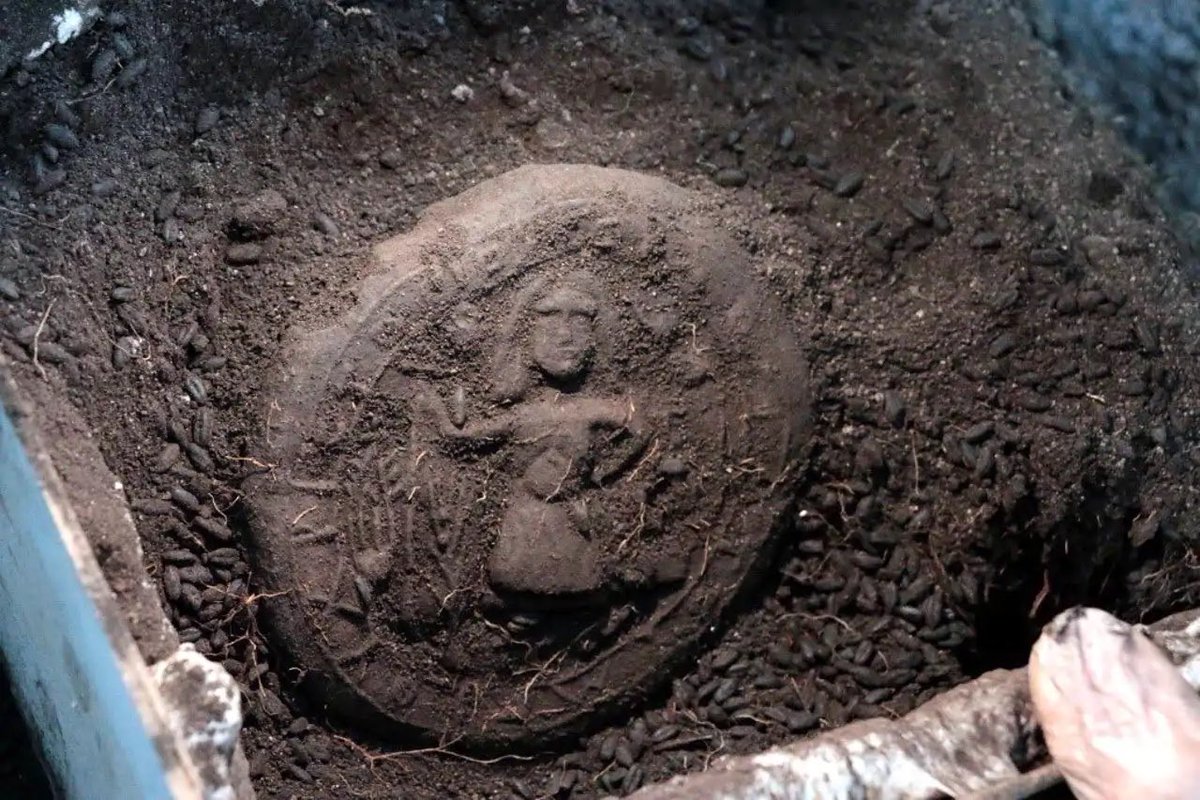 francescogiosue's tweet photo. Scoperto in Anatolia un pane da comunione di 1.300 anni con l’immagine di Cristo.

Gli scavi a Irenopoli, in Cilicia, hanno portato alla luce cinque pagnotte carbonizzate, su una delle quali si è conservata incisa l’immagine di Cristo come donatore di vita. https://t.co/fR9rX5nifg