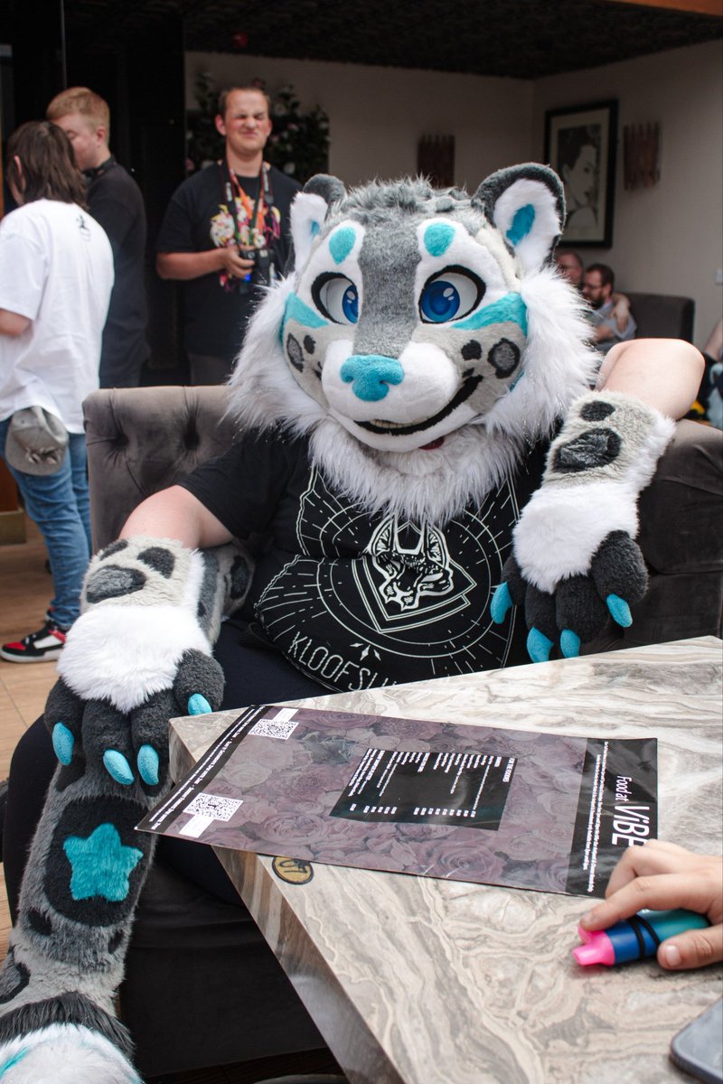 What's up I'm trying to relax for #FursuitFriday just waiting for my drink

📸<a href="/WindowosXP/">Bandito The Cheeto</a>