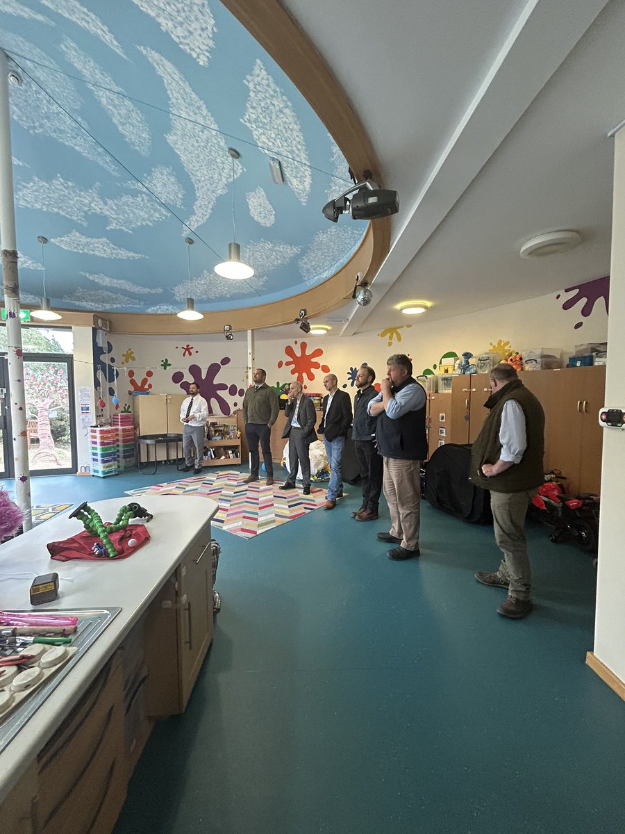 This morning, John, Ant and some of the <a href="/charityspoon/">Wooden Spoon</a> Cumbria region Vets team visited <a href="/EVHandJigsaw/">Eden Valley Hospice & Jigsaw Children's Hospice</a> to meet the trustees, hospice team and handover the mini bus the region has funded 
🔴⚪️🟢🔵