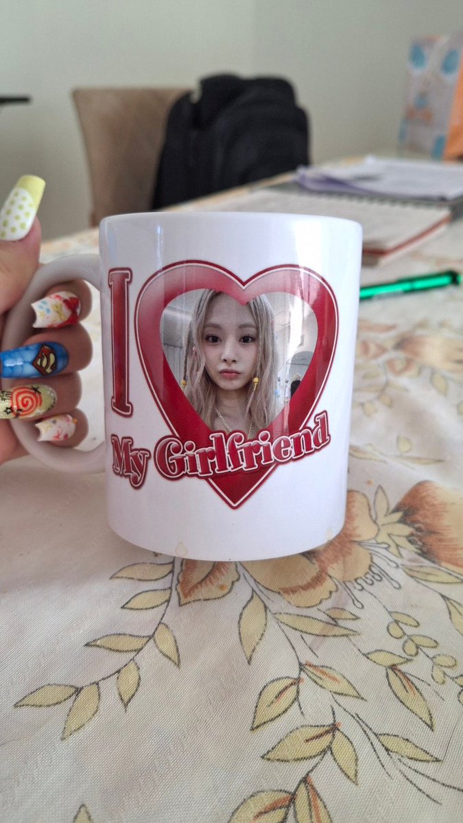 Minha caneca da tzuyu (e minhas unhas do superman)