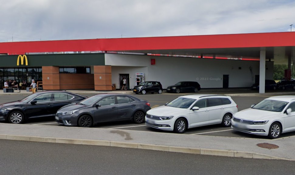 HelemaalRens's tweet image. Gevonden door @flipperkast Dit is een foto van 2022. De nieuwe huisstijl van McDonalds is nog niet helemaal doorgevoerd. Maar het gele vlak achter de auto's hier vooraan is heel duidelijk te zien.
Zelfs het object richting de snelweg is te vinden. (Foto 3 en 4)