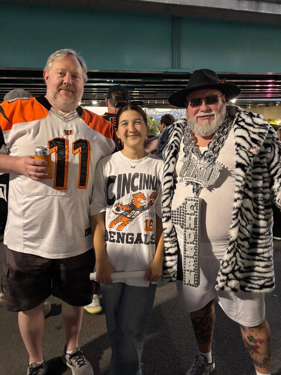 gobengals15's tweet photo. Oh what a night #WhoDey #RuleTheJungle https://t.co/LtbgdAcX1U