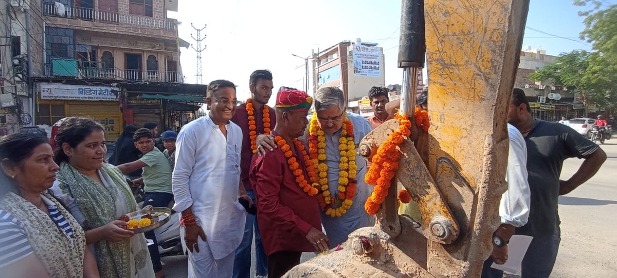 DKJoshiBJP's tweet photo. 📍सूरसागर विधानसभा क्षेत्र

जनसेवा और विकास के पथ पर एक और सार्थक कदम...आज पार्षद निधि से लिए जा रहे विकास कार्यों का शिलान्यास किया गया।

संगठन “निष्ट” और समर्पित पार्षद श्री अजय जोशी द्वारा पार्षद निधि से किए जा रहे इन कार्यों का उद्देश्य क्षेत्रवासियों के जीवन में सुविधाओं का विस्तार और खुशहाली लाना है।

जनता की उम्मीदों को साकार करना ही हमारा संकल्प है।