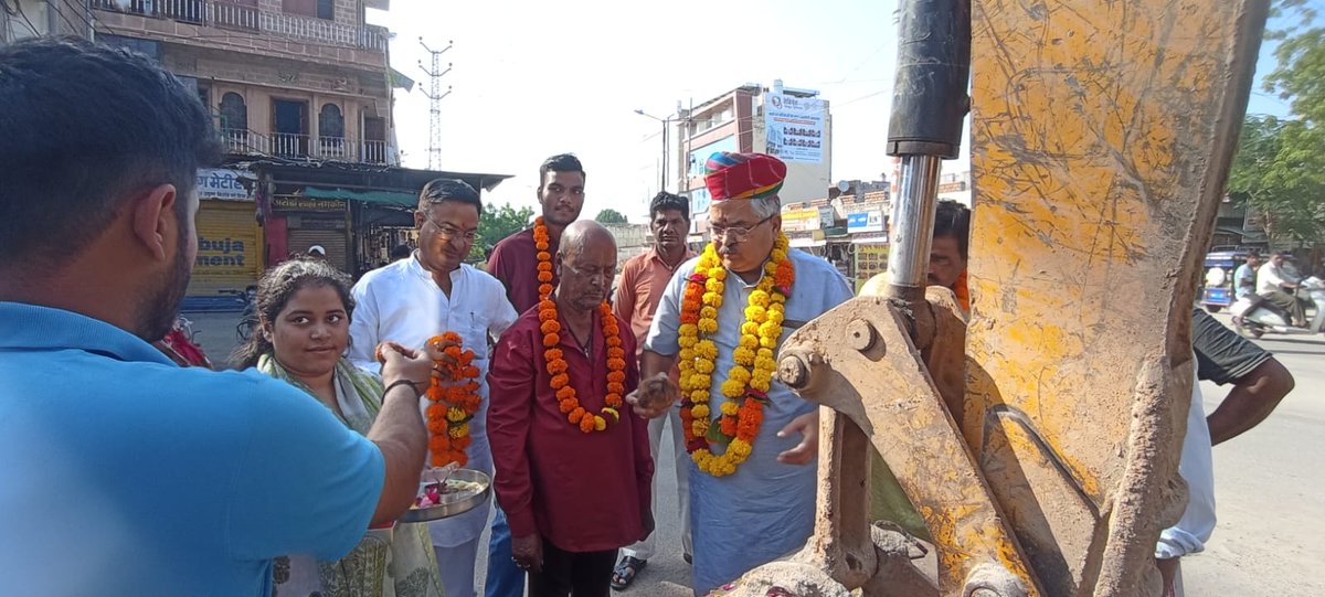 DKJoshiBJP's tweet photo. 📍सूरसागर विधानसभा क्षेत्र

जनसेवा और विकास के पथ पर एक और सार्थक कदम...आज पार्षद निधि से लिए जा रहे विकास कार्यों का शिलान्यास किया गया।

संगठन “निष्ट” और समर्पित पार्षद श्री अजय जोशी द्वारा पार्षद निधि से किए जा रहे इन कार्यों का उद्देश्य क्षेत्रवासियों के जीवन में सुविधाओं का विस्तार और खुशहाली लाना है।

जनता की उम्मीदों को साकार करना ही हमारा संकल्प है।