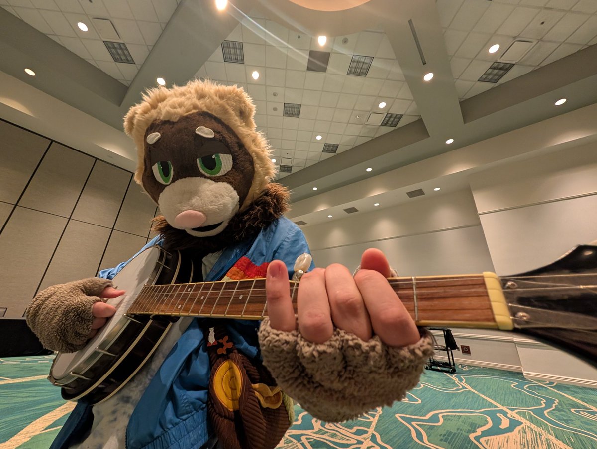 what's your favorite kinda grass?
mine's blue
#fursuitfriday