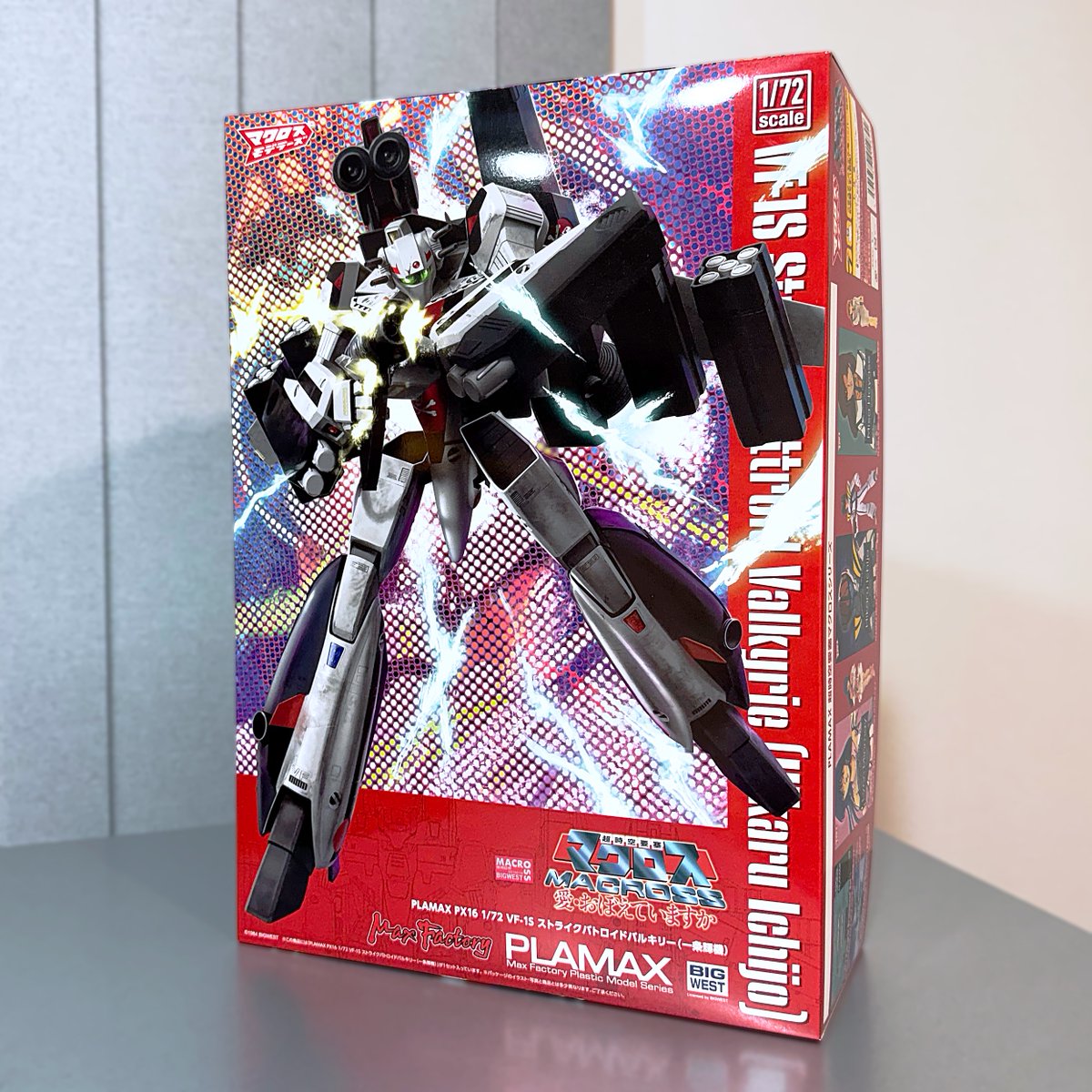 YAS_8grafix's tweet image. マックスファクトリーさんより、パッケージデザインの制作をお手伝いした「PLAMAX PX16 1/72 VF-1S ストライクバトロイドバルキリー（一条輝機）」のサンプルを頂きました。箱デカいです😆
発売中ですのでぜひお求めください
#マクロスモデラーズ