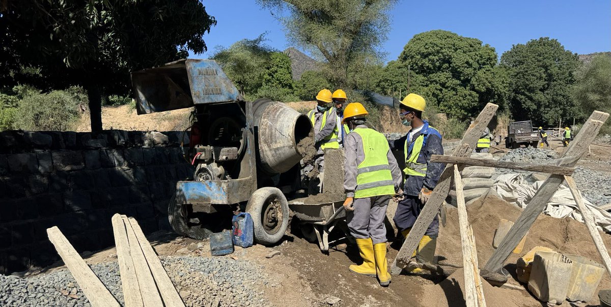 On #PovertyEradicationDay, we highlight the power of work opportunities in #Yemen

Thanks to our #FSRRP project, w/<a href="/WorldBankMENA/">World Bank MENAAP</a> support, 38,773 people, including 3,840 women, gained work opportunities

We're working with local partners <a href="/SFDYemen/">SFD-Yemen</a> &amp; <a href="/PWPYEMEN/">PWPYEMEN</a> to support community