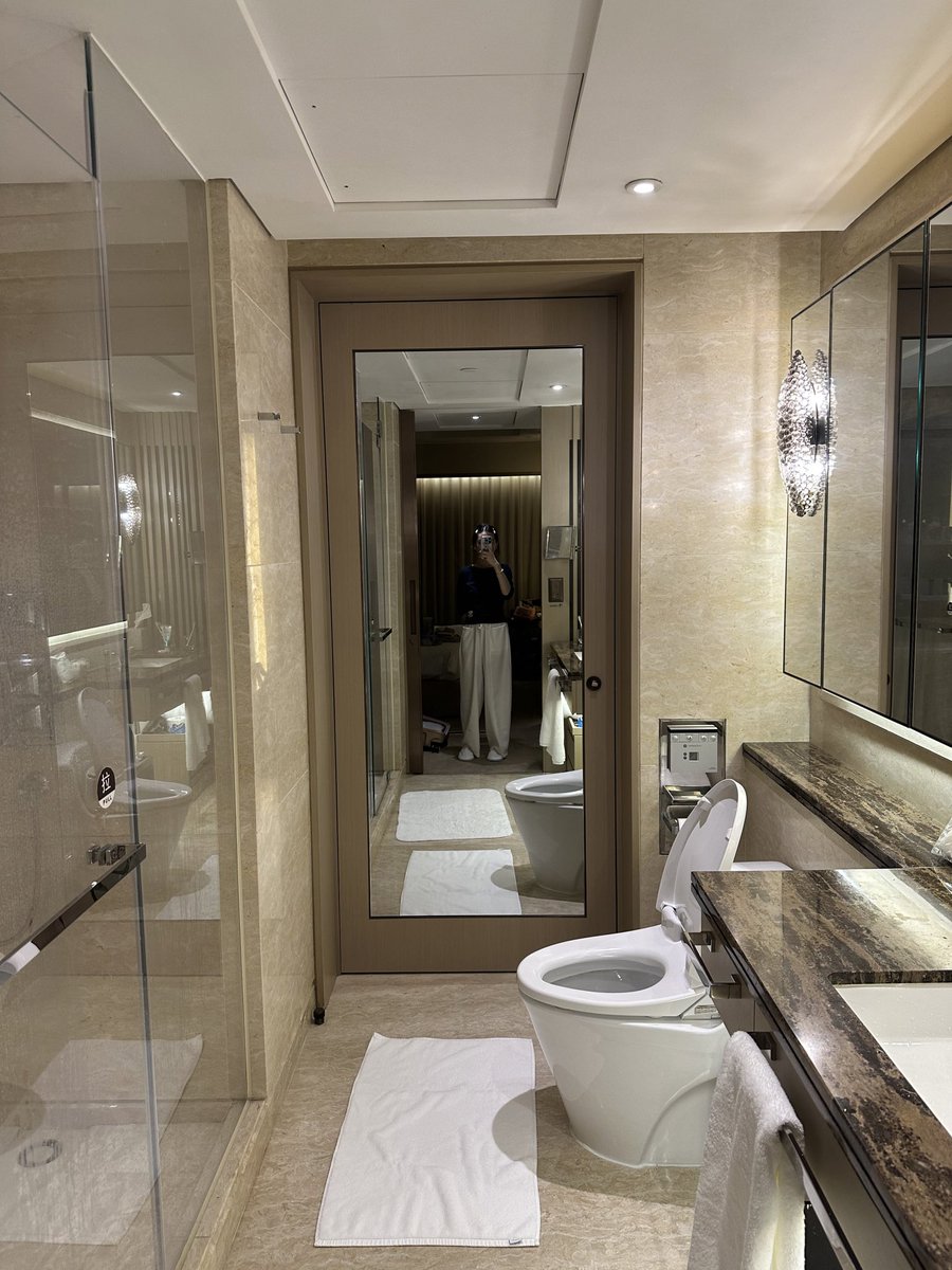 ใครมา shanghai กับเพื่อน 3-4 คน แล้วอยากนอนด้วยกัน แนะนำ ifc residence เลย เราจองมาแบบ 2 ห้องนอน 2 ห้องน้ำ มีห้องรับแขกแยก กว้างมาก สะอาด ของใช้ต่างๆ มีครบ เครื่องซักผัายังมี เดินทางสะดวก อยู่ติดกับห้าง- สถานีรถไฟใต้ดินเลย แนะนำมากๆ แถมใกล้กับ oriental pearl tower ด้วย