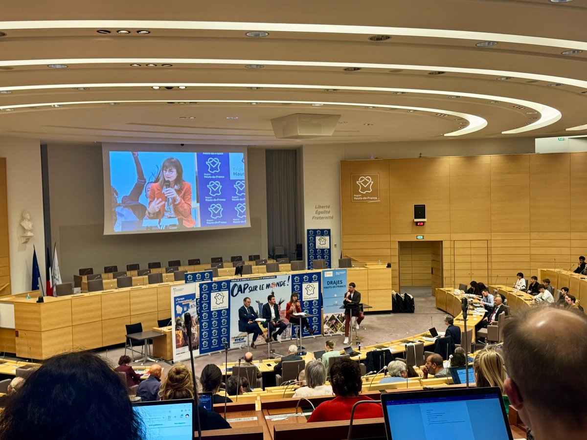 AcLille's tweet photo. 🌍 Ce 17 octobre, la communauté éducative participait à l’ouverture du #COREMOB #HautsDeFrance et à l’expo “Cap sur le Monde” .

Objectif : faire de la mobilité internationale un droit pour tous les jeunes.✈️

#CapSurLeMonde #Jeunesse https://t.co/ES29EGhXtF