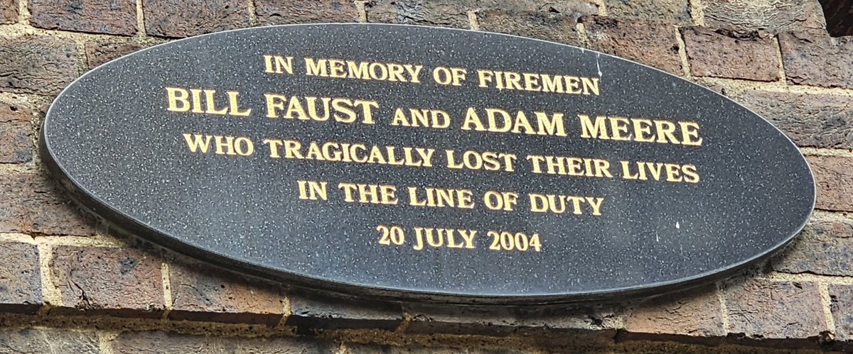 A beautiful mural reminder of 2 hero's from the amazing number that keep us safe each day and night across #London

I am forever in awe of the men and women of <a href="/LondonFire/">London Fire Brigade</a> who attend the call and run into danger/fires as we are running out

Thank you for your service 🙏 💙 🫂