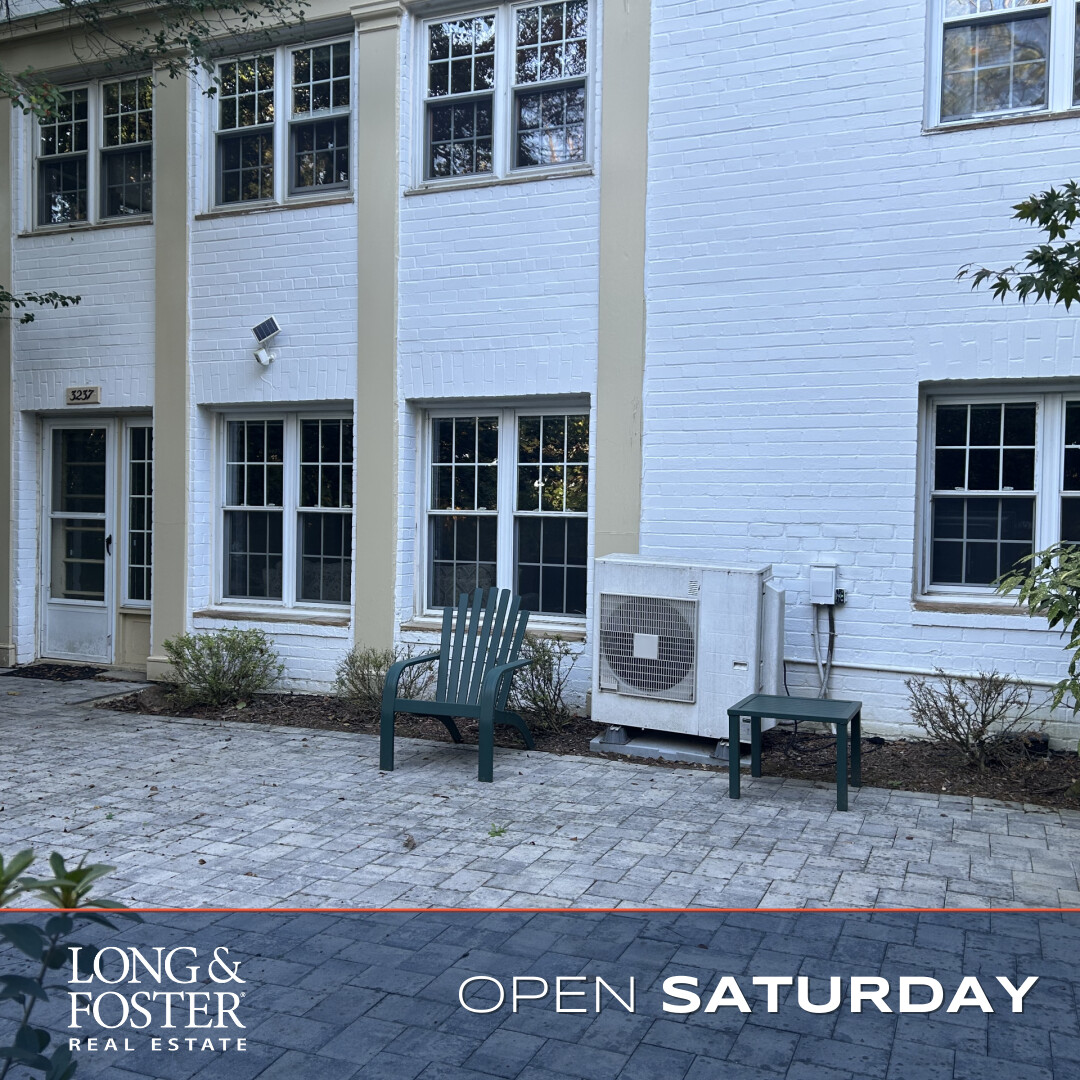PeterMenneVA's tweet photo. An open house fit for a President! Saturday at 3237 Ravensworth Place, 1.30 to 4 PM in historic Parkfairfax, Alexandria. Gerald Ford, while in congress, lived in this same type of 2 bedroom, 1 bath Lincoln model with his family. Well-updated with central air and remodeling. https://t.co/JJffQ554dn