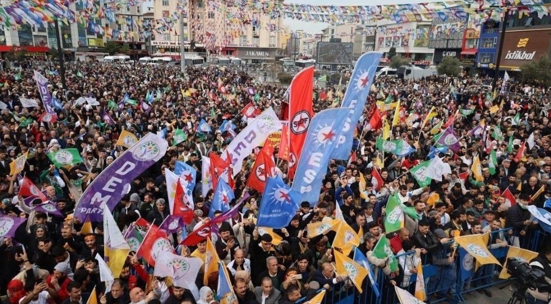 DEM Parti teröristbaşı apoya
Özgürlük talebiyle Diyarbakır’da
Yürüyüş düzenleyecek. Yürüyüş planı
DEM Parti’den yapılan açıklamada
Duyuruldu.40 binden  fazla şehidin 
Kanı eline bulaşan haine özgürlük
İstemek şehitlerin kemiğini sızlatır.