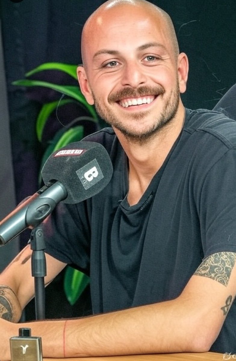 GiannaD's tweet photo. @NavajaCrimen fíjate que bien quedarías sin pelo, nada solo digo para que no te saques las cejas https://t.co/05Glml0w8A